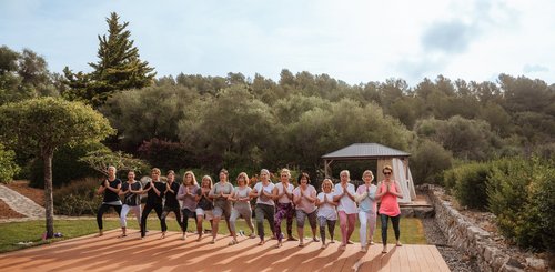 Eine Gruppe Frauen übt gemeinsam Yoga