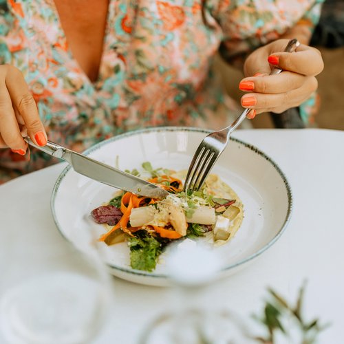 Eine Frau beim Essen einer vegetarischen Speise