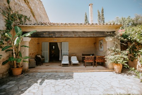 Die private Terrasse der Menorca Suite der Finca mit Liegestühlen