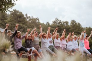 Eine Gruppe Frauen hält sich lachend an den Händen
