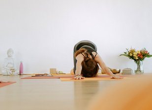 Eine Frau beim Yoga-Unterricht in der Child's Pose