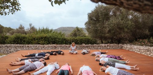 Shavasana in der gruppe unter freiem Himmel