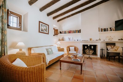 Das Wohnzimmer mit Sitzgelegenheiten der Menorca Suite der Finca