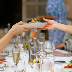 Ein Teller mit Essen wird weitergereicht