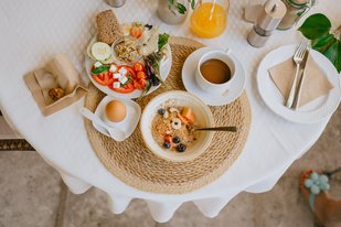 Vegetarisches Frühstück auf einem Tisch