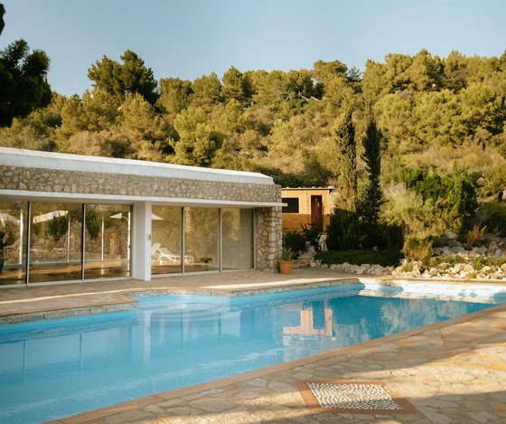 Der Pool der Finca neben der Yogahalle