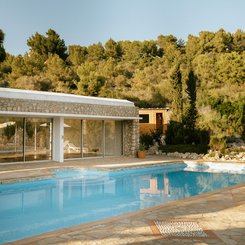 Der Pool der Finca neben der Yogahalle