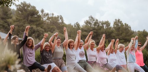 Eine Gruppe Frauen hält sich lachend an den Händen