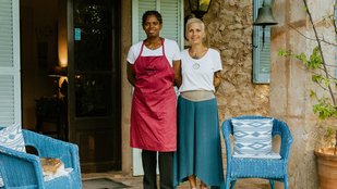 Zwei Frauen stehen vor der Finca Son Mola Vell