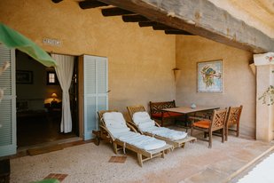Liegestühle auf der Terrasse der Menorca Suite der Finca