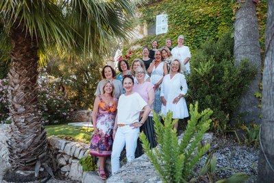 Eine Gruppe Frauen steht auf einer Treppe