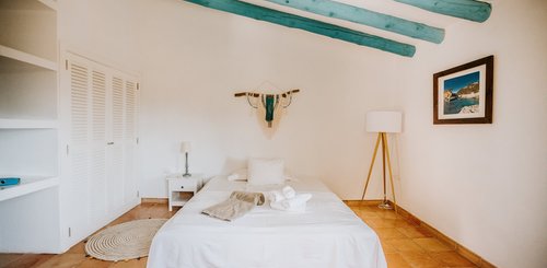 Das Bett des Ibiza Zimmers der Finca