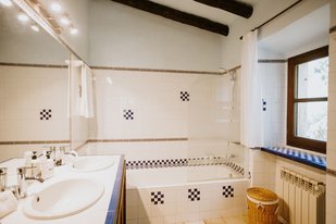 Das Badezimmer der Menorca Suite der Finca