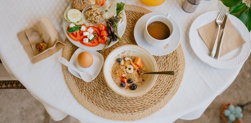 Vegetarisches Frühstück auf einem Tisch
