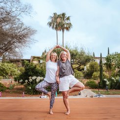 Zwei Frauen üben Yoga zusammen