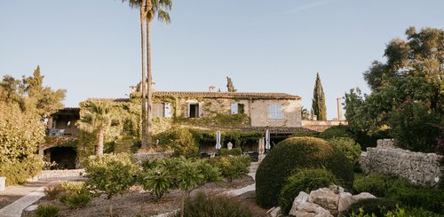 Eine Finca umgeben von einer großen und frünen Pflanzenanlage
