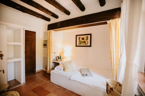 Das Bett des Menorca Petit Zimmers auf der Finca