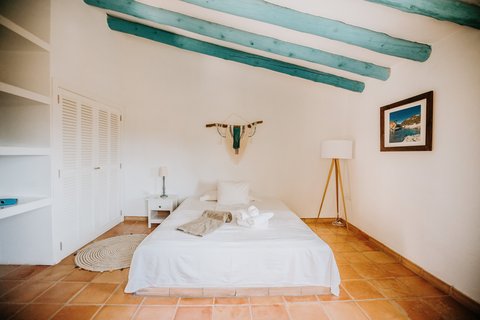 Das Bett des Ibiza Zimmers der Finca