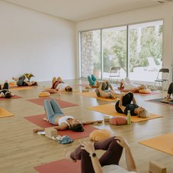 Gruppe übt Yoga im Yogaraum