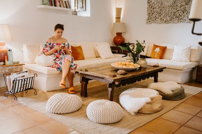 Eine Frau im Aufenthaltsraum der Finca Son Mola Vell