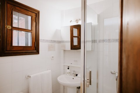 Das Badezimmer des Dragonera Zimmers auf der Finca